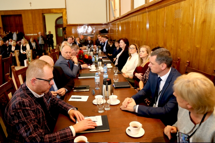 Pierwsza uroczysta sesja nowej Rady Miejskiej w Elblągu. 9 debiutantów