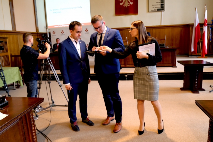Pierwsza uroczysta sesja nowej Rady Miejskiej w Elblągu. 9 debiutantów