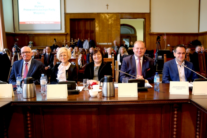 Pierwsza uroczysta sesja nowej Rady Miejskiej w Elblągu. 9 debiutantów