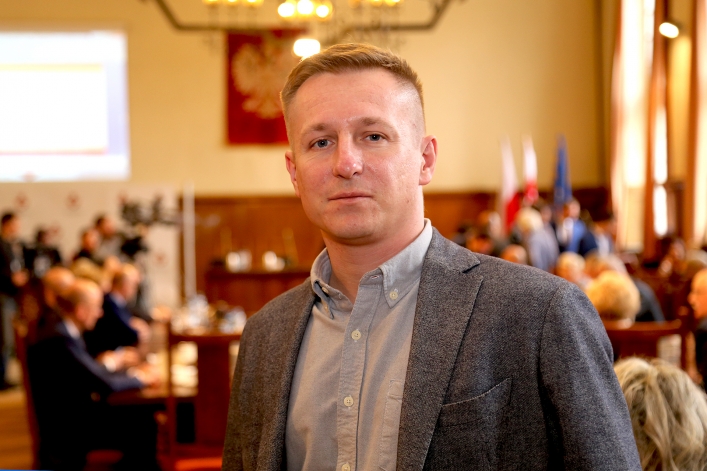Pierwsza uroczysta sesja nowej Rady Miejskiej w Elblągu. 9 debiutantów