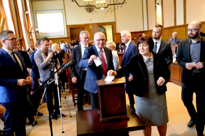 Pierwsza uroczysta sesja nowej Rady Miejskiej w Elblągu. 9 debiutantów