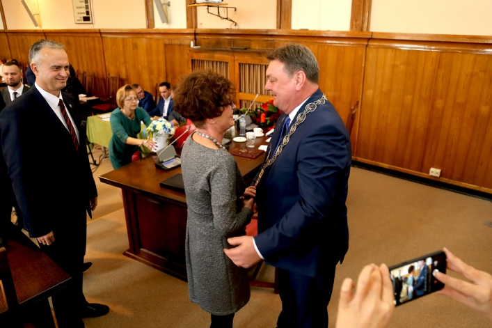 Pierwsza uroczysta sesja nowej Rady Miejskiej w Elblągu. 9 debiutantów
