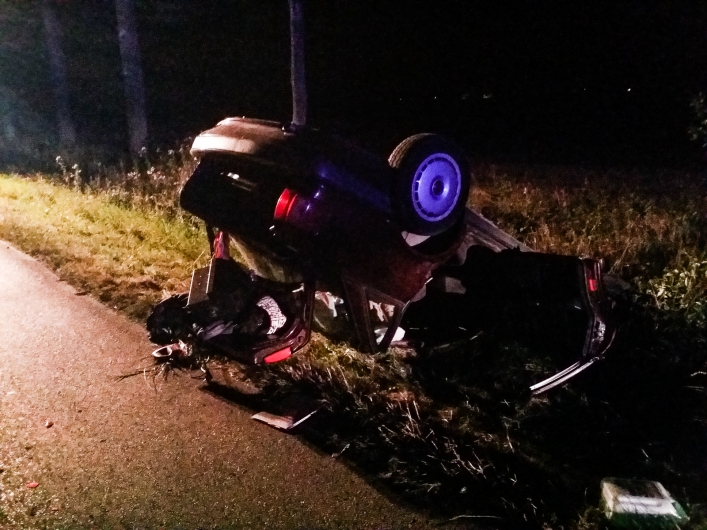Pijany 24-latek bez uprawnień uderzył w motorower i dachował