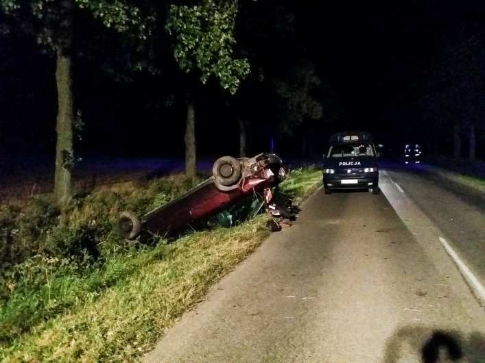 Pijany 24-latek bez uprawnień uderzył w motorower i dachował