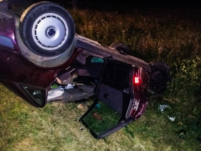 Pijany 24-latek bez uprawnień uderzył w motorower i dachował