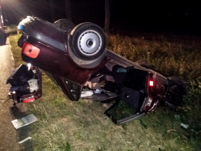 Pijany 24-latek bez uprawnień uderzył w motorower i dachował