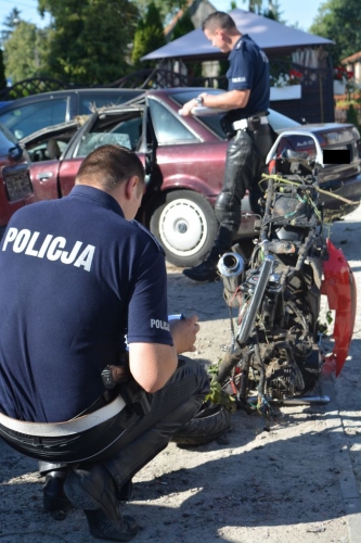 Pijany 24-latek bez uprawnień uderzył w motorower i dachował