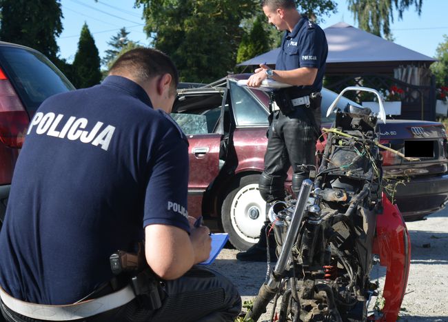 Pijany 24-latek bez uprawnień uderzył w motorower i dachował