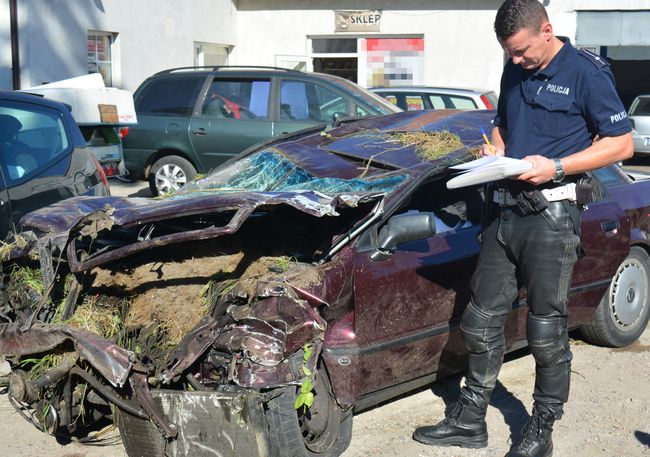 Pijany 24-latek bez uprawnień uderzył w motorower i dachował