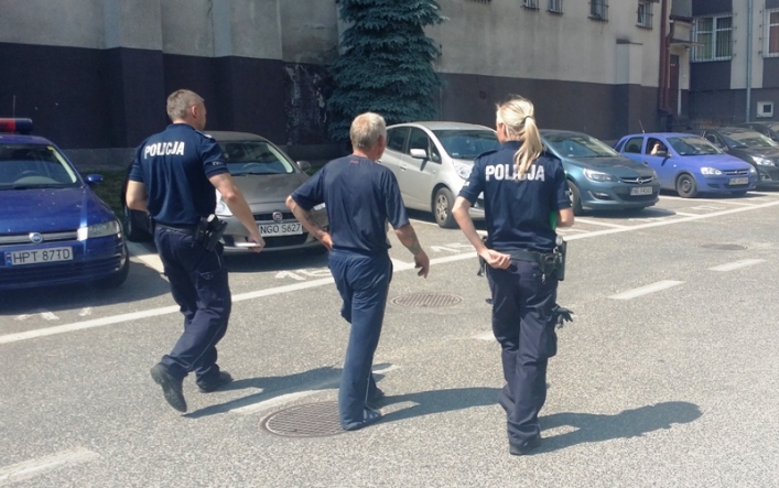 Pijany 60-latek katował psa kijem. Szybka reakcja policjantów 
