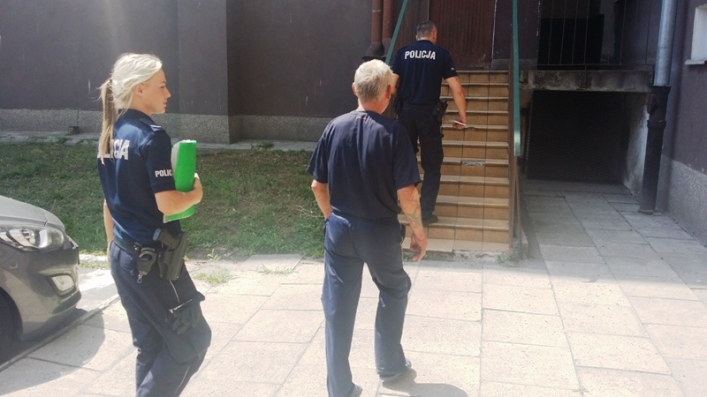 Pijany 60-latek katował psa kijem. Szybka reakcja policjantów 