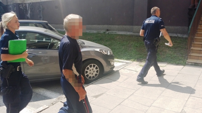Pijany 60-latek katował psa kijem. Szybka reakcja policjantów 