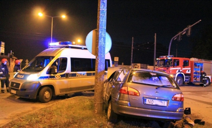 Pijany agresywny kierowca zatrzymał się… na sygnalizatorze