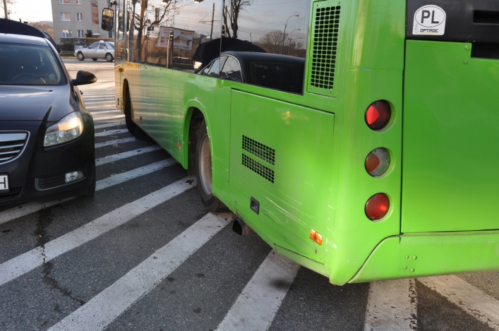 Pił, prowadził i uderzył w autobus