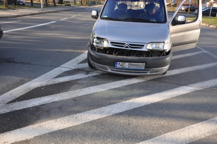 Pił, prowadził i uderzył w autobus