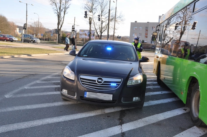 Pił, prowadził i uderzył w autobus