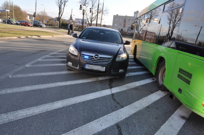 Pił, prowadził i uderzył w autobus