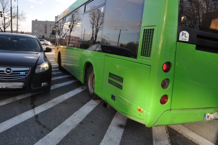 Pił, prowadził i uderzył w autobus