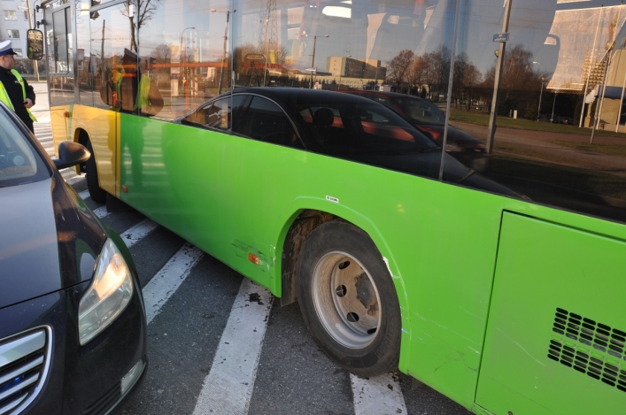 Pił, prowadził i uderzył w autobus