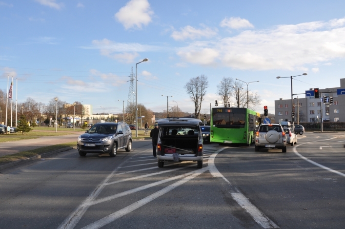 Pił, prowadził i uderzył w autobus