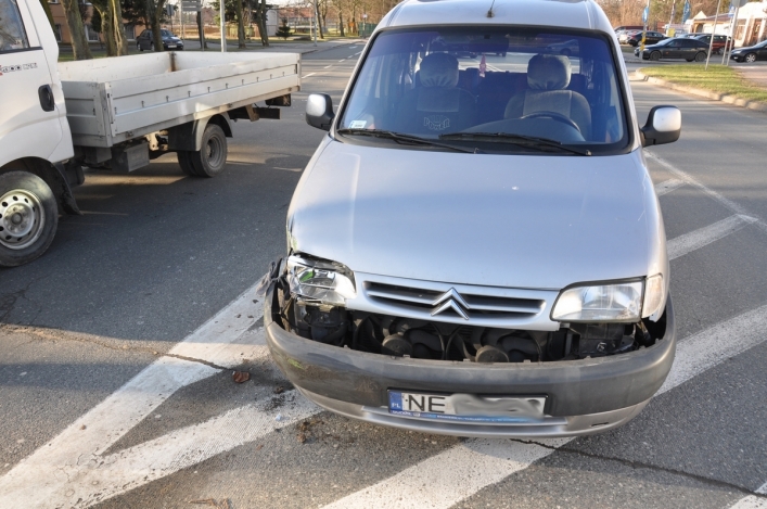 Pił, prowadził i uderzył w autobus