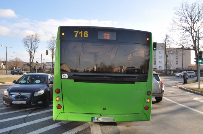 Pił, prowadził i uderzył w autobus