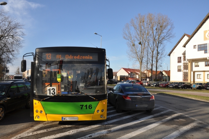 Pił, prowadził i uderzył w autobus