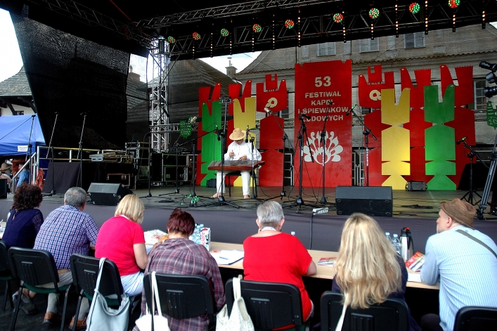 Piotr Krupski podczas występu na 53. Festiwalu Kapel i Śpiewaków Ludowych w Kazimierzu Dolnym