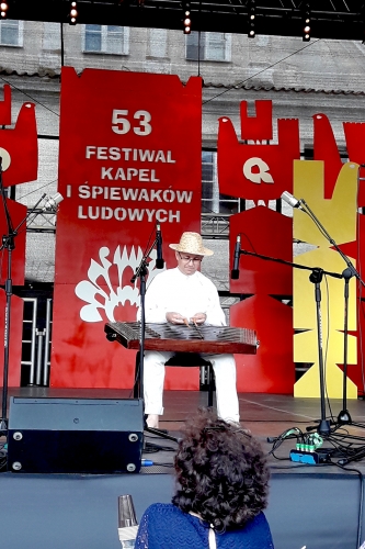 Piotr Krupski podczas występu na 53. Festiwalu Kapel i Śpiewaków Ludowych w Kazimierzu Dolnym