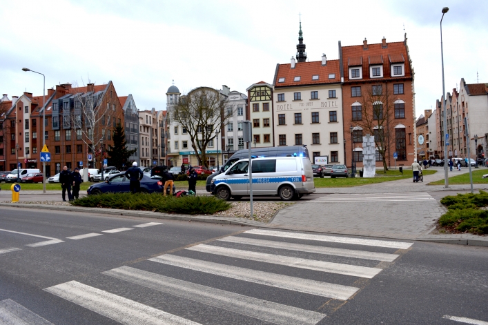 Plac Słowiański. Wielki huk i... uszkodzona miska olejowa