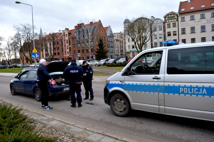 Plac Słowiański. Wielki huk i... uszkodzona miska olejowa