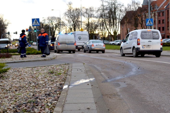Plac Słowiański. Wielki huk i... uszkodzona miska olejowa
