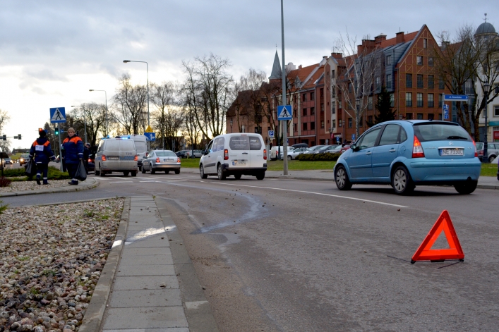 Plac Słowiański. Wielki huk i... uszkodzona miska olejowa