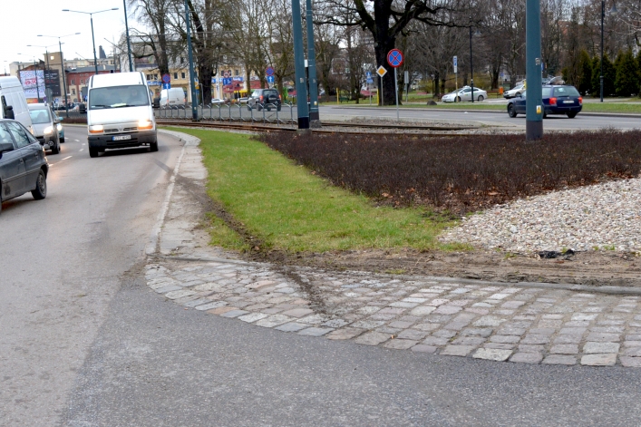 Plac Słowiański. Wielki huk i... uszkodzona miska olejowa