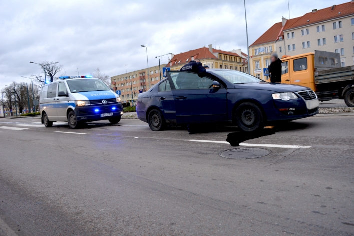 Plac Słowiański. Wielki huk i... uszkodzona miska olejowa
