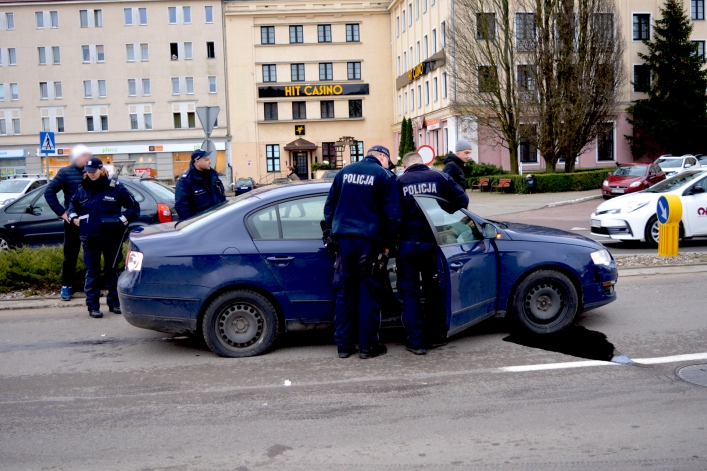 Plac Słowiański. Wielki huk i... uszkodzona miska olejowa