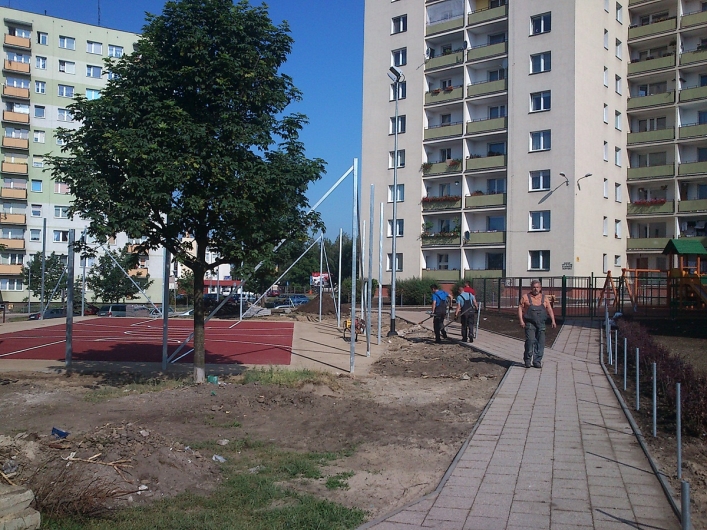 Plac zabaw na ul.Brzeskiej prawie gotowy. Kolejny na ul.Robotniczej