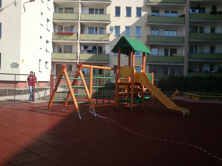 Plac zabaw na ul.Brzeskiej prawie gotowy. Kolejny na ul.Robotniczej