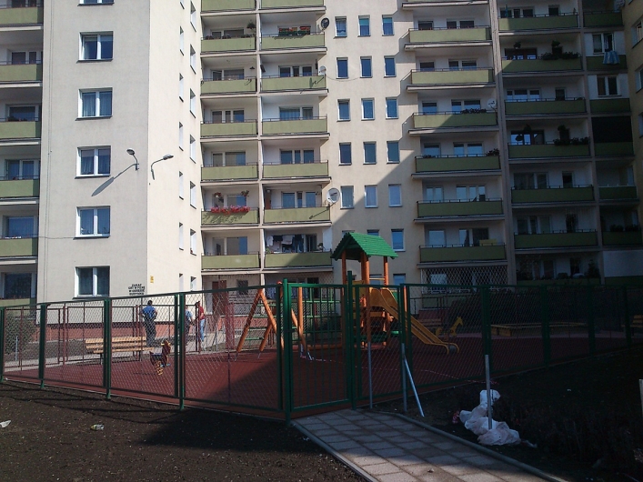 Plac zabaw na ul.Brzeskiej prawie gotowy. Kolejny na ul.Robotniczej