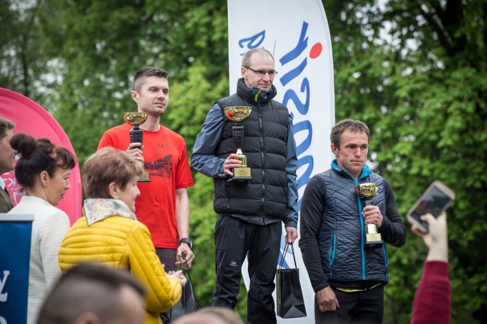 Elblążanin Adam Serocki (w środku) na najwyższym stopniu podium w II Elbląskim Biegu Nadziei; na drugim miejscu Michał Prusinowski (po lewej stronie), a na trzecim Tomasz Hapke (po prawej stronie)