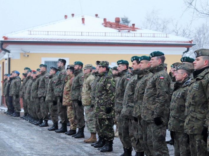 Podniesienie flag w nowej lokalizacji Dowództwa Wielonarodowej Dywizji