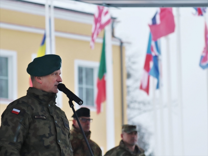 Podniesienie flag w nowej lokalizacji Dowództwa Wielonarodowej Dywizji