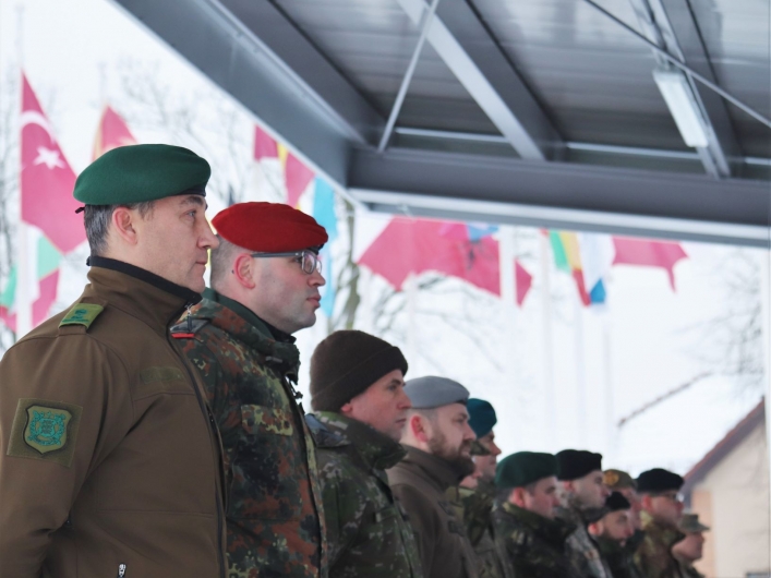 Podniesienie flag w nowej lokalizacji Dowództwa Wielonarodowej Dywizji