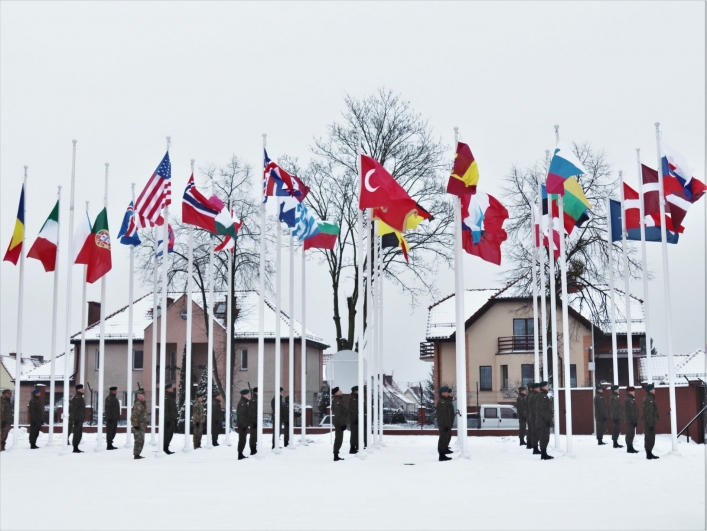 Podniesienie flag w nowej lokalizacji Dowództwa Wielonarodowej Dywizji