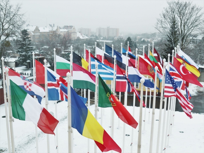 Podniesienie flag w nowej lokalizacji Dowództwa Wielonarodowej Dywizji
