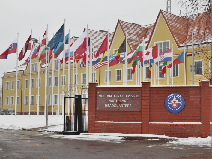 Podniesienie flag w nowej lokalizacji Dowództwa Wielonarodowej Dywizji