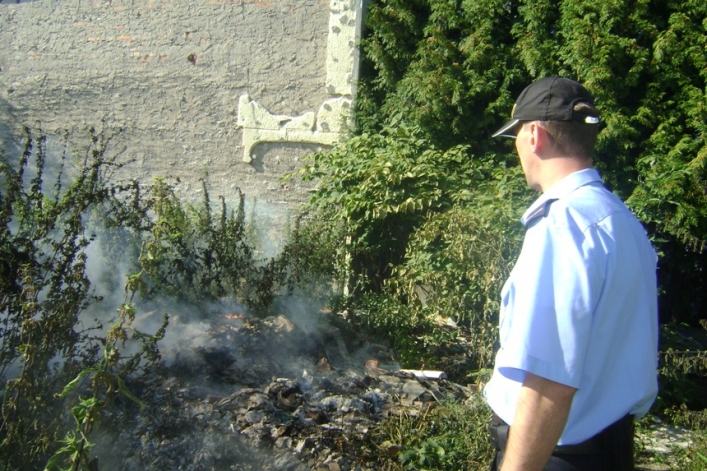 Podpalili śmieci i uciekli