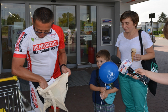 Podróżnik Dominik Dobrowolski spotkał się z elblążanami przy "Biedronce" (+ zdjęcia)