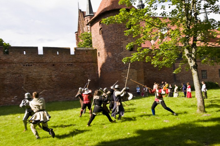 Pokazy walki, gry i zabawy strzeleckie. Frombork zaprasza do siebie