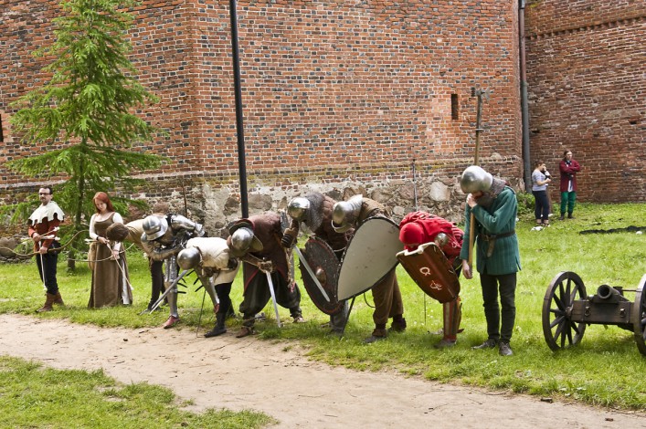 Pokazy walki, gry i zabawy strzeleckie. Frombork zaprasza do siebie